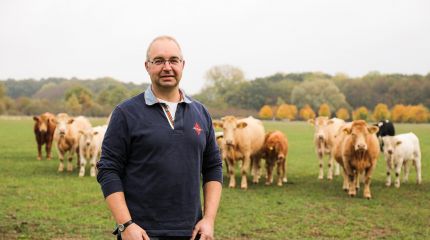 Inhaber Henrik Schulze Wettendorf auf der Weide bei seinen Rindern
